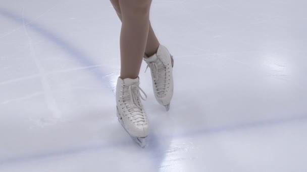 IJsschaatser staat op ijsbaan — Stockvideo