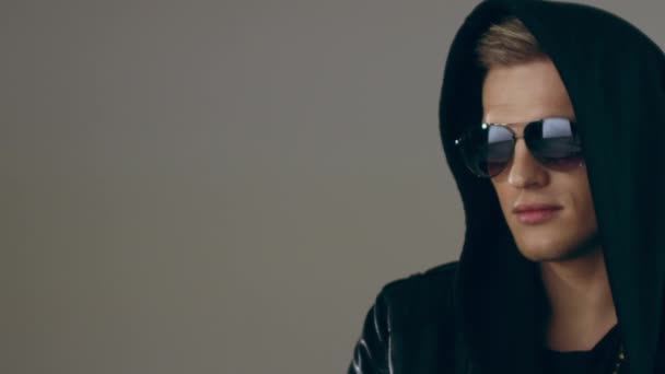 DJ в капюшоне в солнцезащитных очках — стоковое видео
