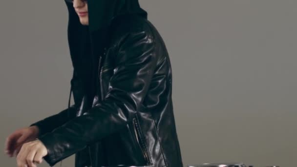 Hooded Dj Χορεύοντας στο γραφείο μίξης — Αρχείο Βίντεο