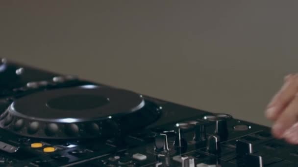 Controles móviles DJ en el escritorio de mezcla — Vídeo de stock