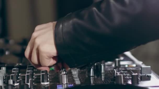 Controles móviles DJ en el escritorio de mezcla — Vídeo de stock