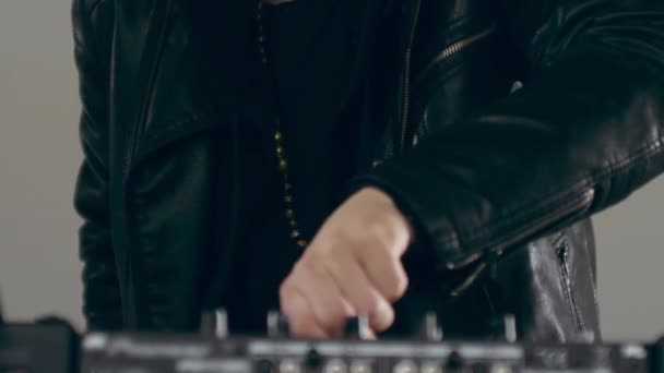 Beau DJ dans les nuances mélange au bureau — Video