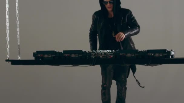 DJ mixare e ballare alla scrivania sospesa — Video Stock