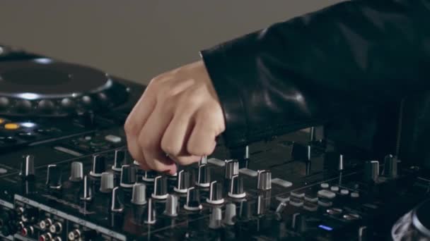 DJ che utilizza i controlli sulla scrivania di miscelazione — Video Stock