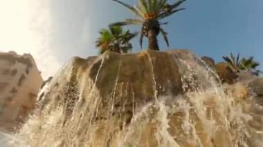 Yapay Şelalenin Dönen Çekimi Kameraya Su Sıçratıyor