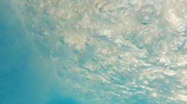 Havuzun Altından Su Kaynama Görünümü