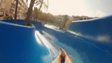 Güneşli bir günde Kaydırak 'tan Kayan Bir Adamın Pov' u ve Bir Tatil Köyünde Suya Giren Bir Adam