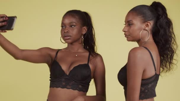 Junge schwarze Freundinnen posieren und küssen für Selfie — Stockvideo