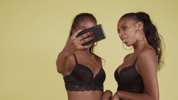 年轻的黑人女朋友为智能手机大笑 — 图库视频影像