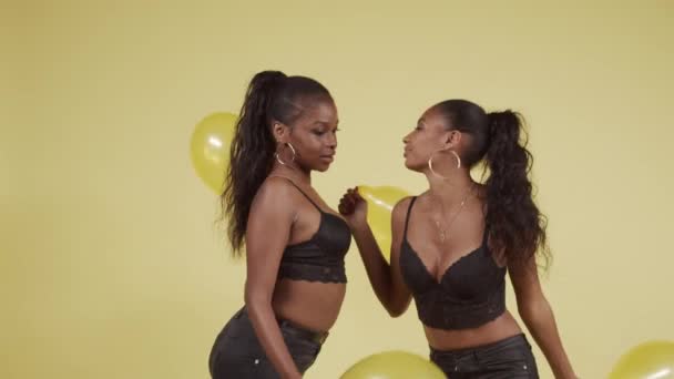 Unga svarta flickvänner dansar med ballonger — Stockvideo