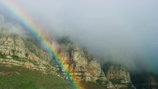 Arco iris y nubes sobre el paisaje de montaña — Vídeos de Stock