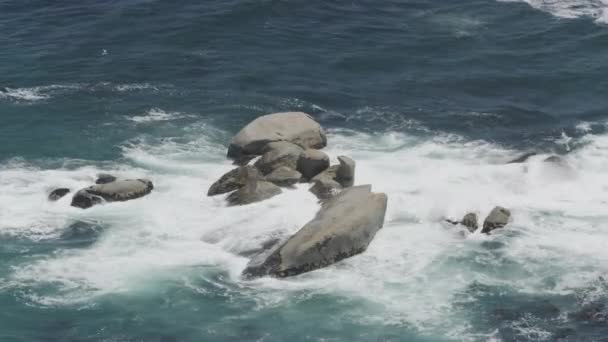 Onde che si infrangono contro le rocce in mare — Video Stock