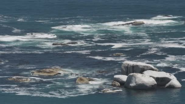 Ondas e rochas no mar azul — Vídeo de Stock
