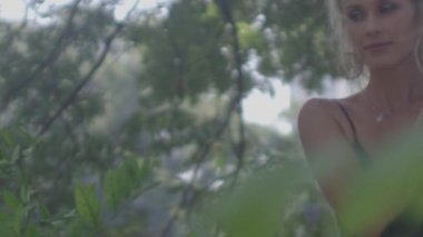 Güneş Işığı Bahçesinde Gülümseyen Güzel Sarışın Kız