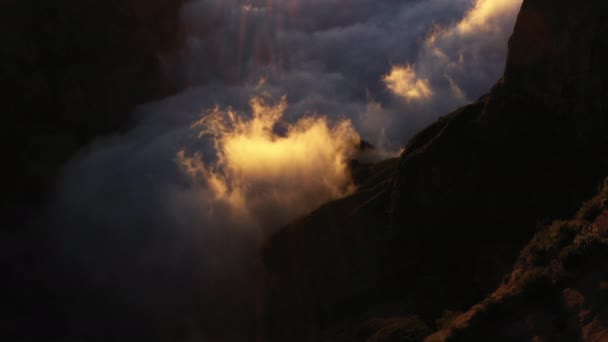 Nubes iluminadas por el sol y montaña al atardecer — Vídeo de stock