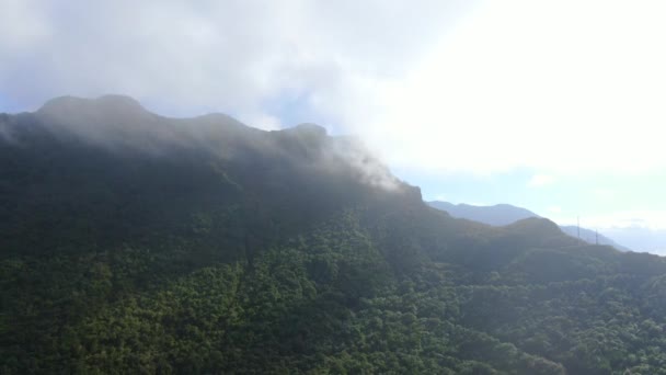 Montaña y bosques bajo cielo nublado — Vídeos de Stock