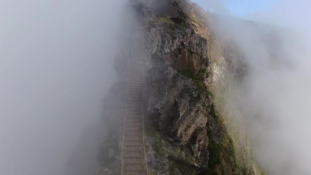 Escalera en la cima de la montaña cubierta de niebla — Vídeos de Stock