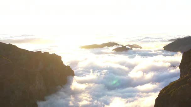 Nubes iluminadas por el sol debajo de la cima de la montaña — Vídeo de stock