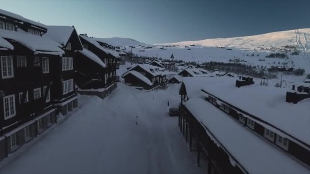 Nieve cubierto pueblo edificios de geilo — Vídeo de stock