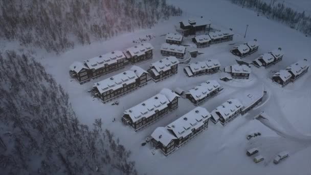 Drone girato sopra gli edifici innevati di Geilo — Video Stock