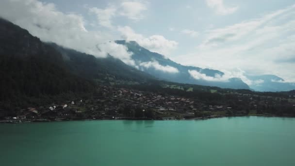 Majestuosa vista de los tranquilos lagos y verdes prados en Suiza — Vídeos de Stock
