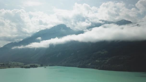 Magnífica naturaleza Lago y montañas con niebla en el pico debajo de cielos nublados — Vídeo de stock