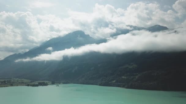 Magnificent Nature Lake and Mountains with Fog on Peak Beneath Cloudy Skies — Stockvideo