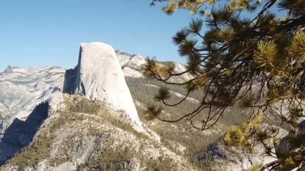 Gyönyörű kilátás nyílik a nagy sziklák fák és fű a tetején mentén Yosemite Park — Stock videók