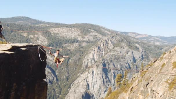 Brave Man Attempting to Walk on the Slacklining Rope in Yosemite — Stock video