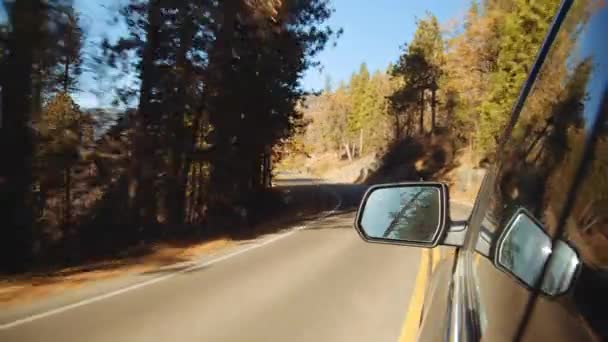 POV Disparo desde un asiento de pasajeros que cruza por caminos curvos hacia Yosemite — Vídeo de stock