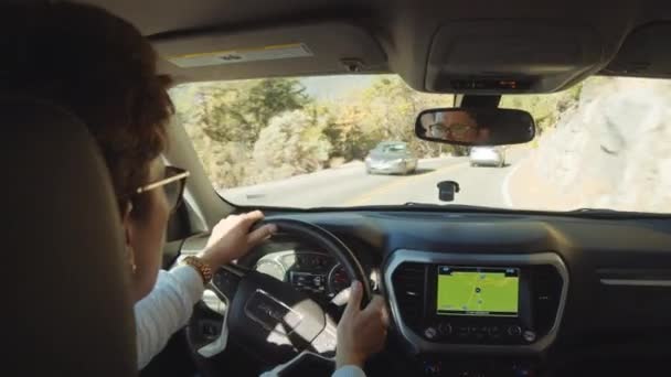 Mujer conduciendo por el Parque Nacional Yosemite — Vídeo de stock