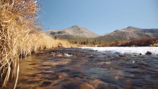 Flusso continuo di acqua e vista panoramica delle montagne torreggianti in Yosemite — Video Stock