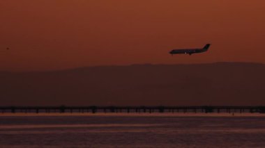 Orange Skies 'a Karşı Bir İniş İçin Uçan Uçak