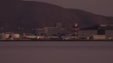 Havaalanındaki uçak kalkışa hazırlanıyor.