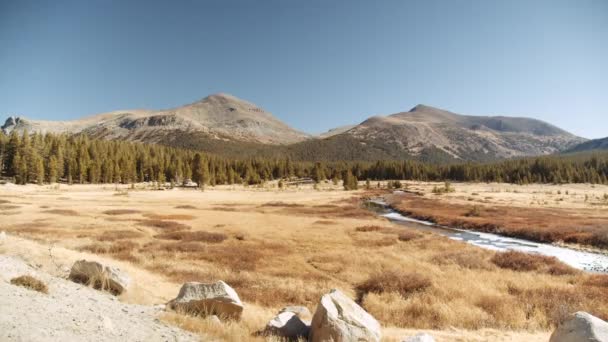 Vista panoramica del Parco Nazionale dello Yosemite e delle sue famose montagne — Video Stock