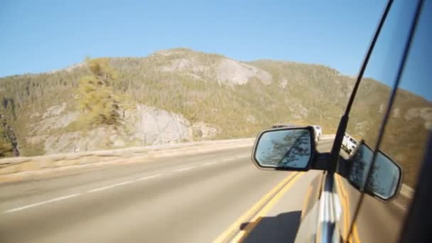 Carro preto dirigindo pela estrada indo para o Parque Nacional de Yosemite — Vídeo de Stock
