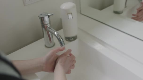 Menina usando desinfetante bomba de mão no banheiro — Vídeo de Stock
