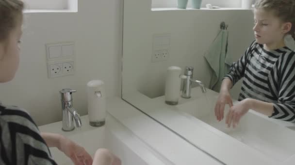 Ragazza che utilizza mano Sanitizer nel lavandino del bagno — Video Stock