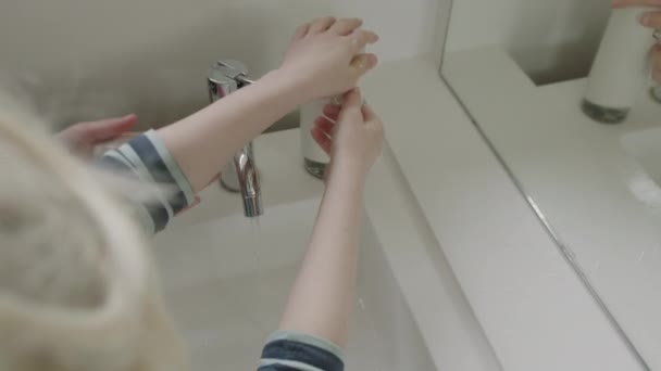 Girl And Boy Thoroughly Washing Hands With Sanitizer — Stockvideo