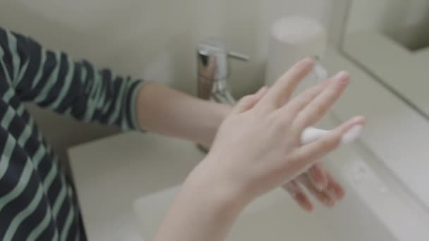 Garçon couvrant les mains avec savon Suds — Video