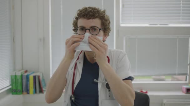 Zeitlupe Medium Shot Einer Ärztin Die Eine Gesichtsmaske Aufsetzt Und — Stockvideo