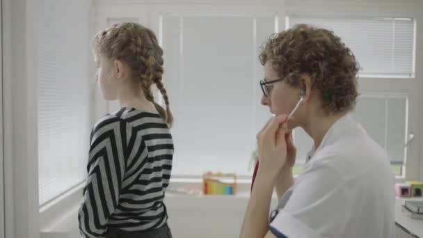 Slow Motion Medium Handheld Shot Von Jungen Mädchen Patientin Die — Stockvideo