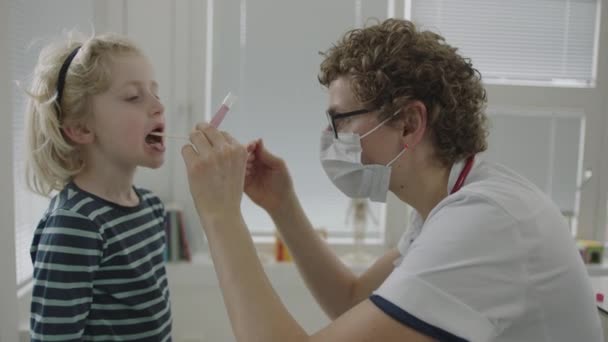 Coronavirus Için Genç Bir Çocuğun Ağzından Örnek Almak Için Doktor — Stok video
