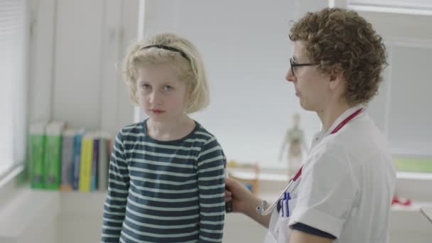 Pomalý Pohyb Střední Ruční Záběr Mladého Chlapce Pacient Lékařem Pomocí — Stock video