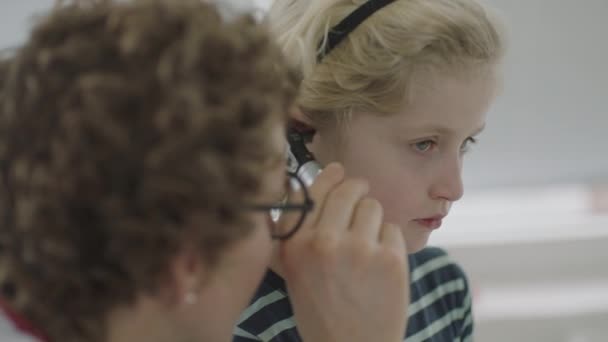 Yavaş Çekim Orta Ölçekli Genç Bir Hastanın Kulağının Içine Bakmak — Stok video