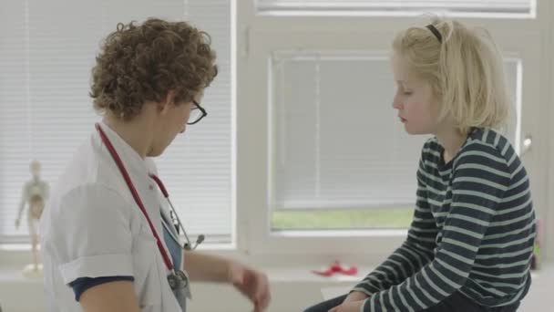 Yavaş Çekim Doktor Parlayan Işık Genç Çocuğun Gözlerine Orta Yol — Stok video