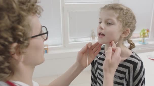 Coronavirus Için Genç Bir Kızın Ağzından Örnek Almak Için Doktor — Stok video
