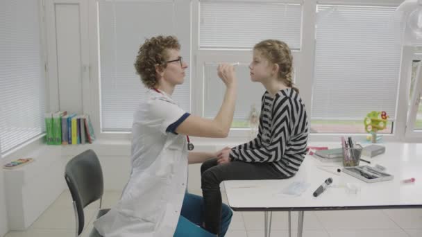 매체는 환자가 코로나 바이러스 코감기 검사를 의사의 어깨를 느끼게 함으로써 — 비디오