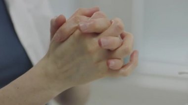 Coronavirüs 'ten korunmak için Doktorun Elleri Temizleyiciyle Kapalı Yavaş Çekim (Corvid19)