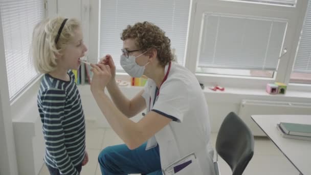 Slow Motion Medium Handheld Shot Doctor Using Sterile Swab Για — Αρχείο Βίντεο